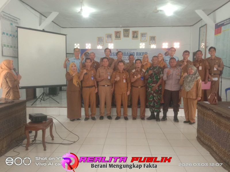 Staf Ahli Bidang Politik, Hukum, dan Pemerintahan, H. Mankodri tampak saat foto bersama usai Musrenbang RKPD Tahun 2027 tingkat kecamatan di Kantor Desa Semuli Jaya Kecamatan Abung Semuli.(Photo: Rodi Sandra/realitapublik.id)