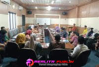 Rapat Dengar Pendapat (RDP) terkait Gaji Nakes PPPK Paruh Waktu di ruang rapat DPRD Lampura, Kamis (5/3/2026).