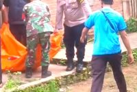 Sejumlah petugas saat mengevakuasi jasad korban di TKP. (Photo: Rodi Sandra/realitapublik.id)