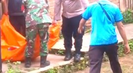 Sejumlah petugas saat mengevakuasi jasad korban di TKP. (Photo: Rodi Sandra/realitapublik.id)