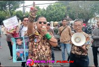 Ketua GM-FKPPI orasi di depan kantor Pemkot Pasuruan (foto: Chu Realita Publik)