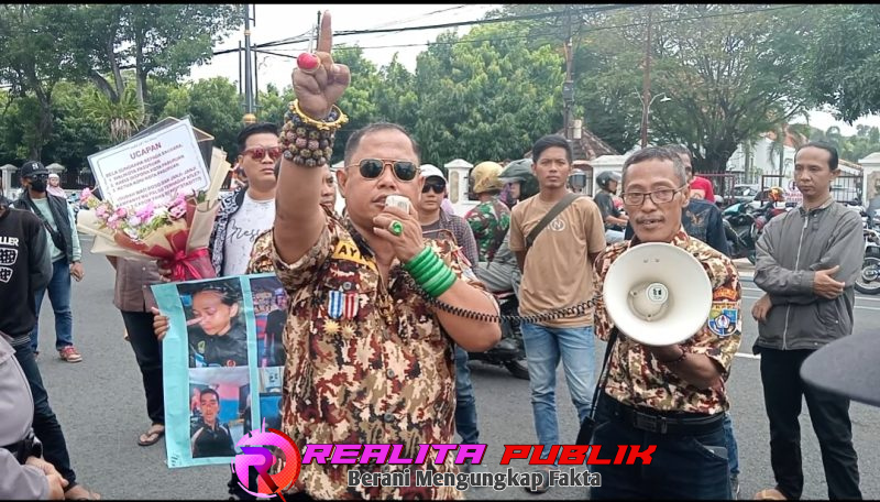 Ketua GM-FKPPI orasi di depan kantor Pemkot Pasuruan (foto: Chu Realita Publik)