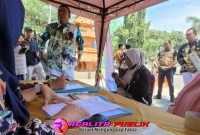 Bupati Situbondo, Yusuf Rio Wahyu Prayogo, saat meninjau posko pengaduan PMI di depan Pendopo Kabupaten Situbondo, Jawa Timur, 5 Maret 2026. 