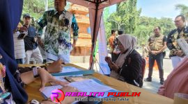 Bupati Situbondo, Yusuf Rio Wahyu Prayogo, saat meninjau posko pengaduan PMI di depan Pendopo Kabupaten Situbondo, Jawa Timur, 5 Maret 2026. 