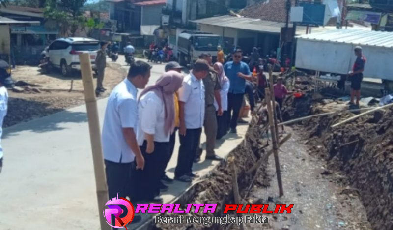 Muspika Kecamatan Tamansari dan DLH, sidak lokasi di calobak Tamansari (foto: Lucyana Realita Publik)