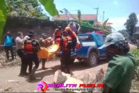 Proses evakuasi jasad korban atas nama Jaelani (43), korban hilang terhanyut banjir asal Desa Sumberanyar, Kecamatan Jatibanteng, Kabupaten Situbondo, Kamis (12 Maret 2026). 