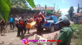 Proses evakuasi jasad korban atas nama Jaelani (43), korban hilang terhanyut banjir asal Desa Sumberanyar, Kecamatan Jatibanteng, Kabupaten Situbondo, Kamis (12 Maret 2026). 