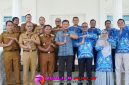 Foto bersama, tampak Wakil Bupati Tulang Bawang Barat, Nadirsyah, Dekan Dr. Iskandar, S.H., M.H., dan rombongan UM Metro di Rumah Dinas Wakil Bupati, Senin (20/4/2026).