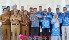 Foto bersama, tampak Wakil Bupati Tulang Bawang Barat, Nadirsyah, Dekan Dr. Iskandar, S.H., M.H., dan rombongan UM Metro di Rumah Dinas Wakil Bupati, Senin (20/4/2026).