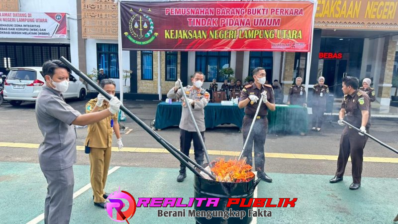 Pemusnahan barang bukti yang telah berkekuatan hukum tetap (inkracht) di halaman Kejaksaan Negeri Kotabumi, Selasa (28/4/2026) pagi.