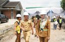 Bupati Tubaba dampingi Wagub Lampung tinjau proyek jalan di ruas Daya Murni – Gunung Batin. 