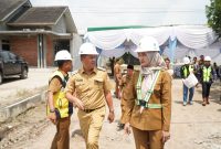 Bupati Tubaba dampingi Wagub Lampung tinjau proyek jalan di ruas Daya Murni – Gunung Batin. 