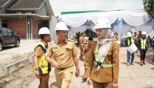 Bupati Tubaba dampingi Wagub Lampung tinjau proyek jalan di ruas Daya Murni – Gunung Batin. 