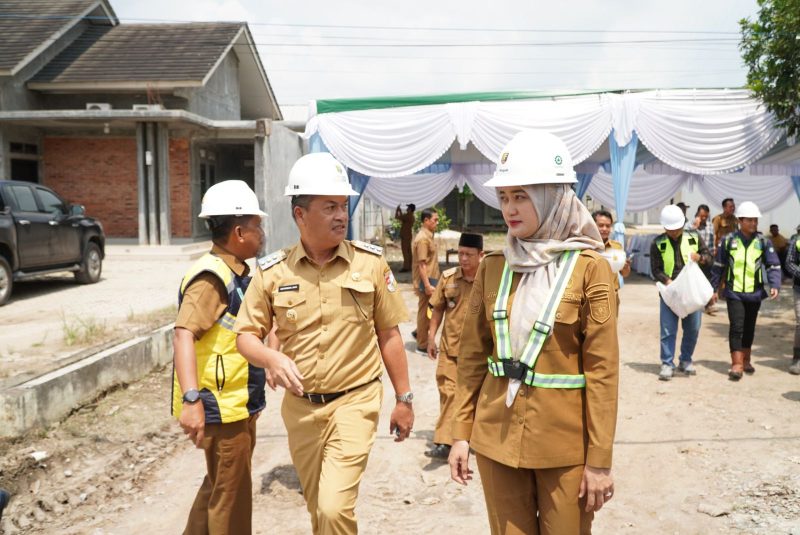 Bupati Tubaba dampingi Wagub Lampung tinjau proyek jalan di ruas Daya Murni – Gunung Batin. 