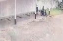 Tangkapan layar CCTV, pelaku saat beraksi di area parkir Kantor Sekretariat DPRD Lampung Utara. 