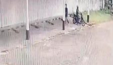 Tangkapan layar CCTV, pelaku saat beraksi di area parkir Kantor Sekretariat DPRD Lampung Utara. 