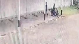 Tangkapan layar CCTV, pelaku saat beraksi di area parkir Kantor Sekretariat DPRD Lampung Utara. 