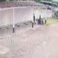Tangkapan layar CCTV, pelaku saat beraksi di area parkir Kantor Sekretariat DPRD Lampung Utara. 