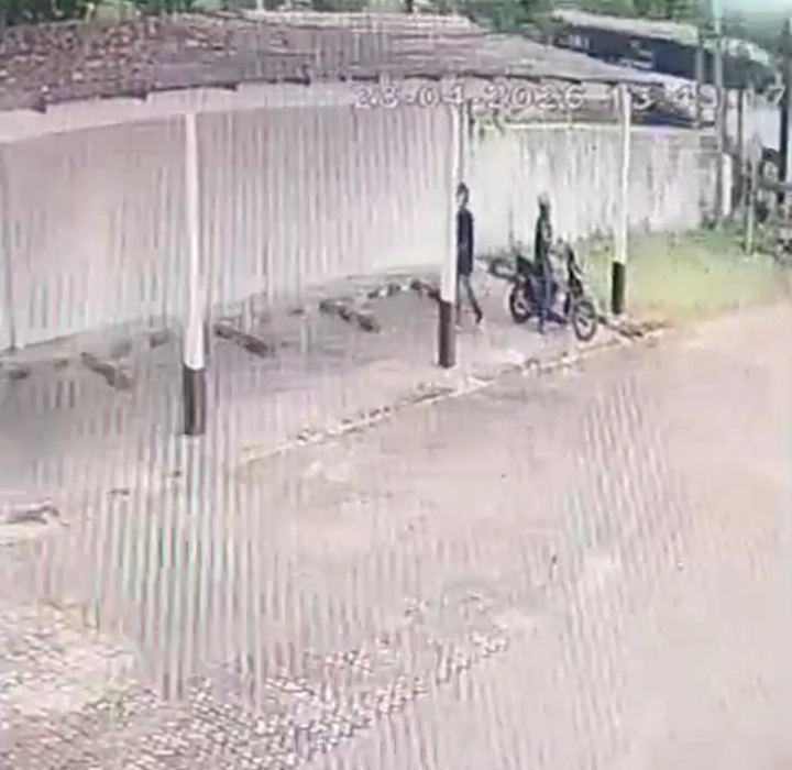 Tangkapan layar CCTV, pelaku saat beraksi di area parkir Kantor Sekretariat DPRD Lampung Utara. 