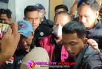 Arinal Djuandi tampak mengenakan rompi tahanan berwarna oranye dengan tangan terborgol dan wajah tertutup masker saat hendak keluar dari Gedung Tindak Pidana Khusus (Pidsus) dengan pengawalan ketat petugas. (Photo: Rodi Sandra/realitapublik.id) 