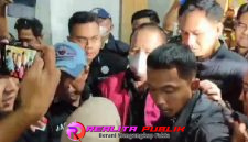 Arinal Djuandi tampak mengenakan rompi tahanan berwarna oranye dengan tangan terborgol dan wajah tertutup masker saat hendak keluar dari Gedung Tindak Pidana Khusus (Pidsus) dengan pengawalan ketat petugas. (Photo: Rodi Sandra/realitapublik.id) 