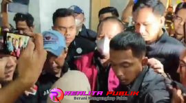 Arinal Djuandi tampak mengenakan rompi tahanan berwarna oranye dengan tangan terborgol dan wajah tertutup masker saat hendak keluar dari Gedung Tindak Pidana Khusus (Pidsus) dengan pengawalan ketat petugas. (Photo: Rodi Sandra/realitapublik.id) 