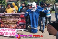Massa yang tergabung dalam Koalisi Masyarakat Lematang menggelar aksi demonstrasi di depan gerbang PT Pertamina (Persero) Zona 4 Adera Field, Desa Pengabuan, Kecamatan Abab, Kabupaten PALI, Selasa (7/4/2026).