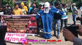 Massa yang tergabung dalam Koalisi Masyarakat Lematang menggelar aksi demonstrasi di depan gerbang PT Pertamina (Persero) Zona 4 Adera Field, Desa Pengabuan, Kecamatan Abab, Kabupaten PALI, Selasa (7/4/2026).