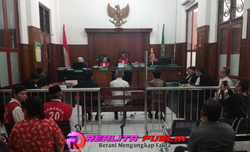 Suasana sidang lanjutan kasus Asuransi di PN Surabaya mendatangkan 3 saksi ahli (foto: Saichu Realita Publik)
