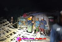 Kondisi bangunan dapur milik Nutis yang diterjang angin di Dusun Sumberwaru, Desa Wonokoyo, Kecamatan Kapongan, Kabupaten Situbondo, Jatim. 