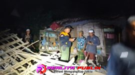 Kondisi bangunan dapur milik Nutis yang diterjang angin di Dusun Sumberwaru, Desa Wonokoyo, Kecamatan Kapongan, Kabupaten Situbondo, Jatim. 