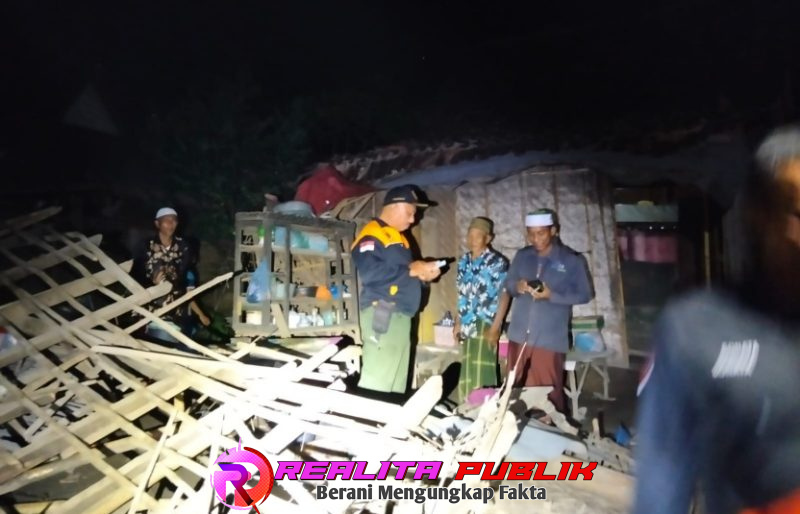 Kondisi bangunan dapur milik Nutis yang diterjang angin di Dusun Sumberwaru, Desa Wonokoyo, Kecamatan Kapongan, Kabupaten Situbondo, Jatim. 