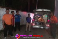 Jenazah korban berada dalam ambulans saat proses evakuasi oleh petugas. 