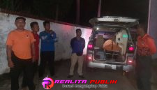 Jenazah korban berada dalam ambulans saat proses evakuasi oleh petugas. 