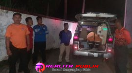 Jenazah korban berada dalam ambulans saat proses evakuasi oleh petugas. 