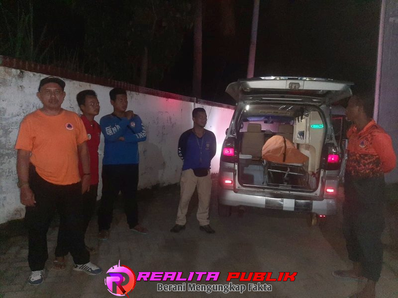 Jenazah korban berada dalam ambulans saat proses evakuasi oleh petugas. 