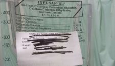 Infus yang ada coretan dan seperti ada nama pasien lain. 
