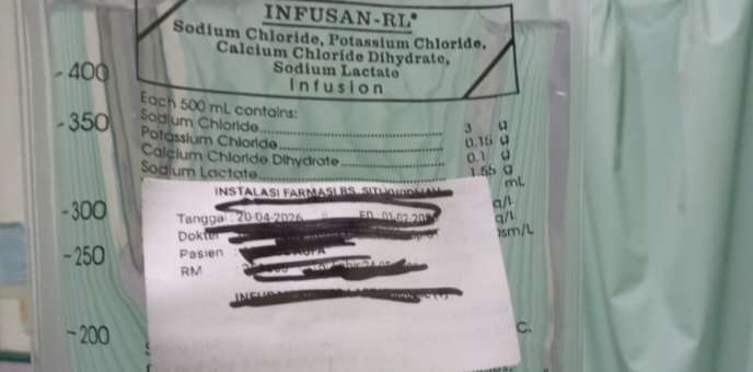 Infus yang ada coretan dan seperti ada nama pasien lain. 