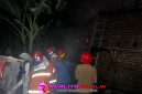 Petugas Damkar saat melakukan pemadaman dan pembasahan di lokasi kebakaran. 