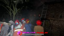 Petugas Damkar saat melakukan pemadaman dan pembasahan di lokasi kebakaran. 