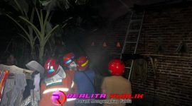 Petugas Damkar saat melakukan pemadaman dan pembasahan di lokasi kebakaran. 