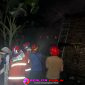 Petugas Damkar saat melakukan pemadaman dan pembasahan di lokasi kebakaran. 