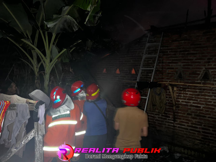 Petugas Damkar saat melakukan pemadaman dan pembasahan di lokasi kebakaran. 