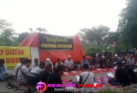 Istighosah digelar didepan halaman pasar (foto: Wagiyono Realita Publik)
