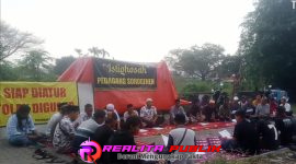 Istighosah digelar didepan halaman pasar (foto: Wagiyono Realita Publik)