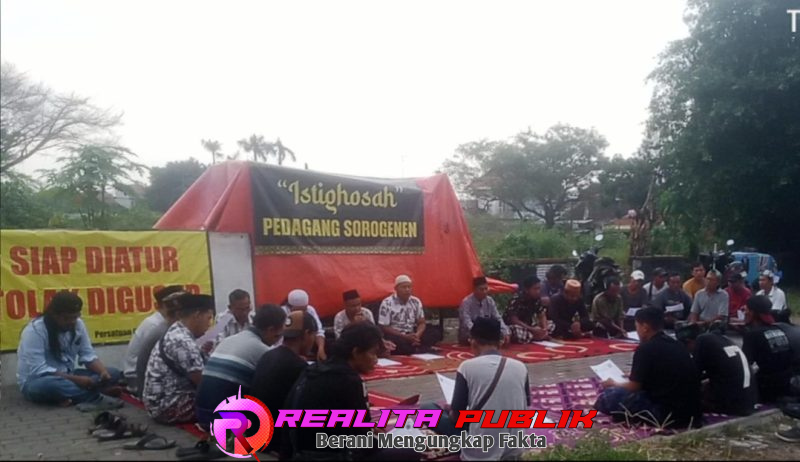 Istighosah digelar didepan halaman pasar (foto: Wagiyono Realita Publik)