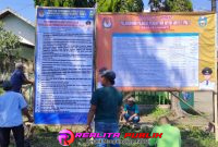 Informasi tahapan dan persyaratan pendaftaran lewat spanduk yang dipasang panitia di depan kantor Desa Selomukti, Kecamatan Mlandingan, Kabupaten Situbondo. (Photo: realitapublik.id) 