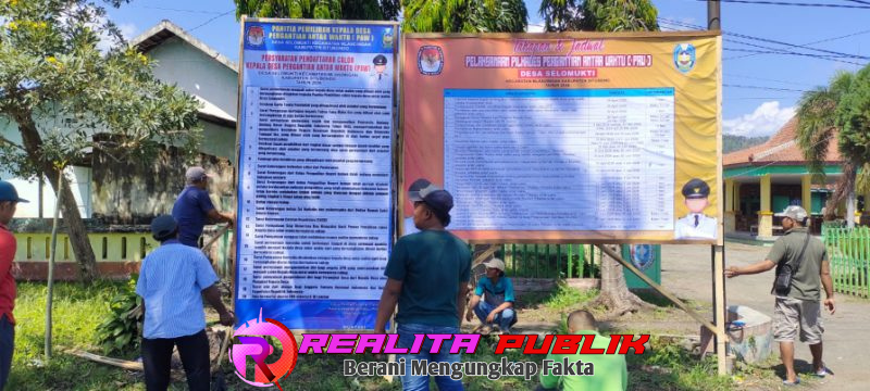 Informasi tahapan dan persyaratan pendaftaran lewat spanduk yang dipasang panitia di depan kantor Desa Selomukti, Kecamatan Mlandingan, Kabupaten Situbondo. (Photo: realitapublik.id) 