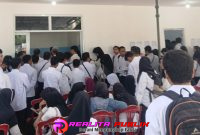 Suasana di lokasi SPPG 005 Situbondo, Jl. PB Sudirman, Kelurahan Patokan, saat para pelamar hendak mengikuti tes wawancara. (Photo: realitapublik.id) 
