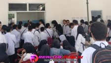 Suasana di lokasi SPPG 005 Situbondo, Jl. PB Sudirman, Kelurahan Patokan, saat para pelamar hendak mengikuti tes wawancara. (Photo: realitapublik.id) 